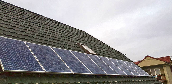 Solárne panely - solárna výroba elektriny - fotovoltické na dome kde je plechová strecha