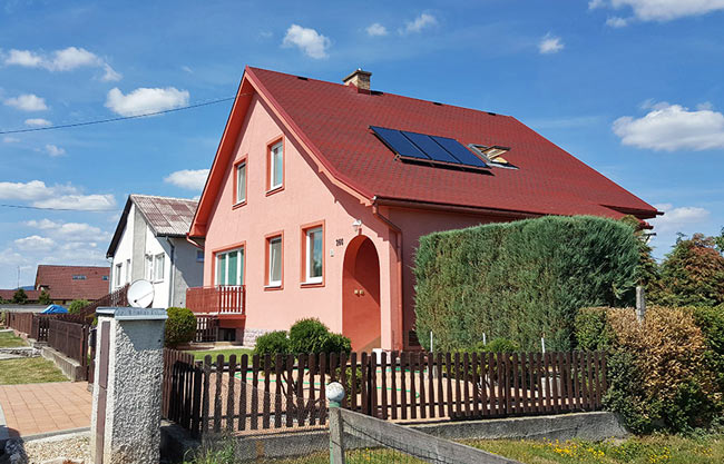 Solárne kolektory na ohrev vody na dome v dedine Opatovská Nová Ves